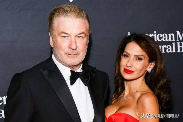 68岁亚历克·鲍德温庆生遭亲闺女调侃:你40岁时我妈才14岁