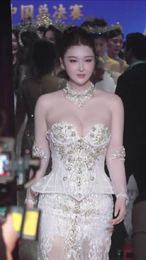 拍成了谍影重重的晃动镜头... 干脆配个电影的BGM了哈哈 选美冠军：陈蕾娜