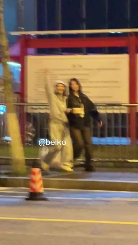 谢娜李小冉同台互动展现多年友谊