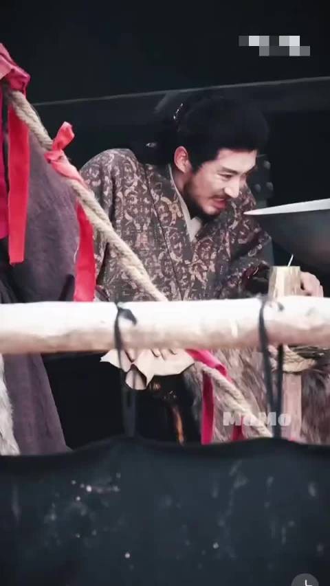 刘学义江山大同造型曝光，雕花椅扶膝气场强大