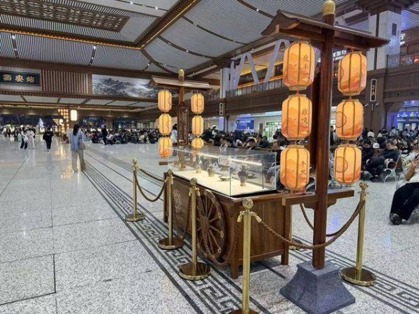西安站“瓷韵”主题展上新——传统文化赋能清明出行体验
