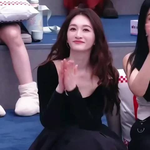 这个绝对美貌谁懂!李小冉光坐在那里就很漂亮了,上台跳舞更是黑天鹅来的