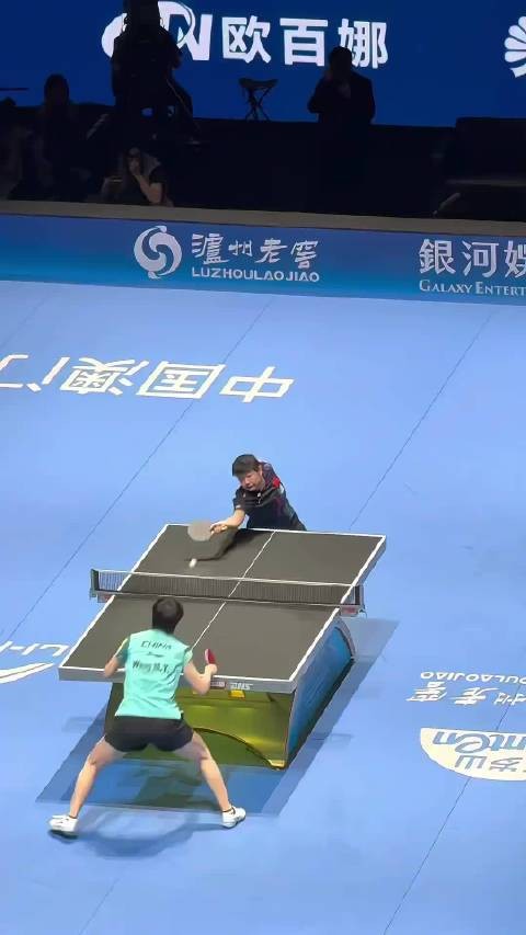 莎莎拿下三连冠时刻自己都恍惚了,采访结束第一时间前去感谢邱指导!