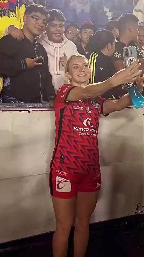 除了合影,球迷还要走了美女球员的橡皮筋发带