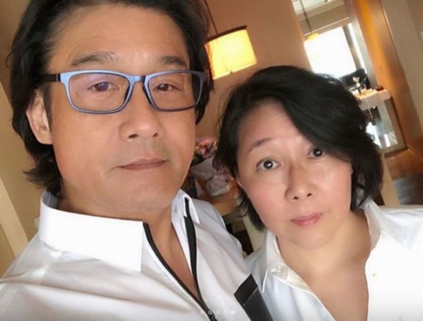 梁家辉与妻牵手逛商场被偶遇,两人全程牵手,依旧宠妻