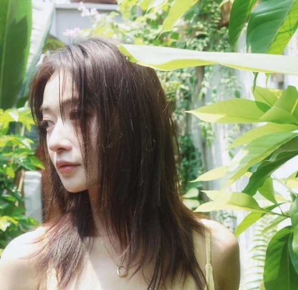 吴谨言侧脸清冷。