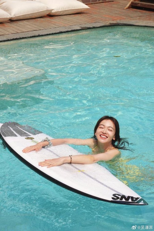 吴谨言穿黄色吊带上衣泳池中玩耍，笑容明媚气质佳