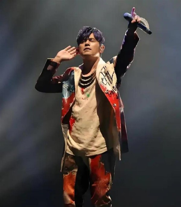 周杰伦演唱会被指划水，有歌迷吐槽3小时演唱会实际演唱不足90分钟