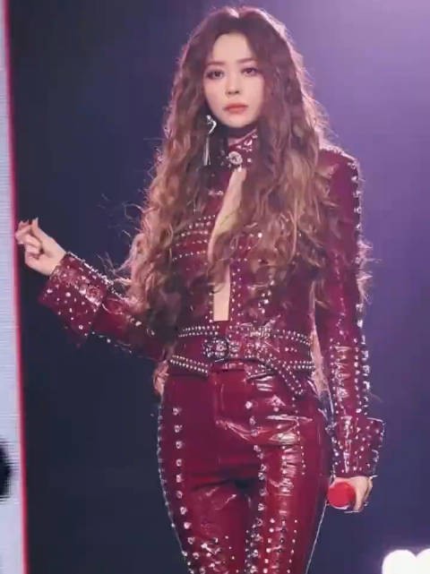 张靓颖演唱会全程冷脸,自曝do脸了笑不出来