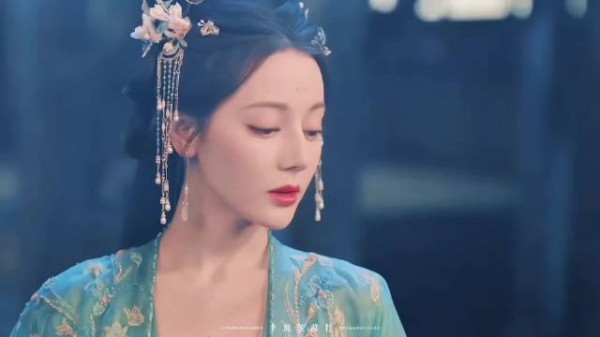 风夷见贺思慕前精心打扮,见面后撒娇求握手