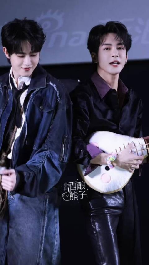 我笑屁了,曾舜晞和田嘉瑞现场搞摇滚了