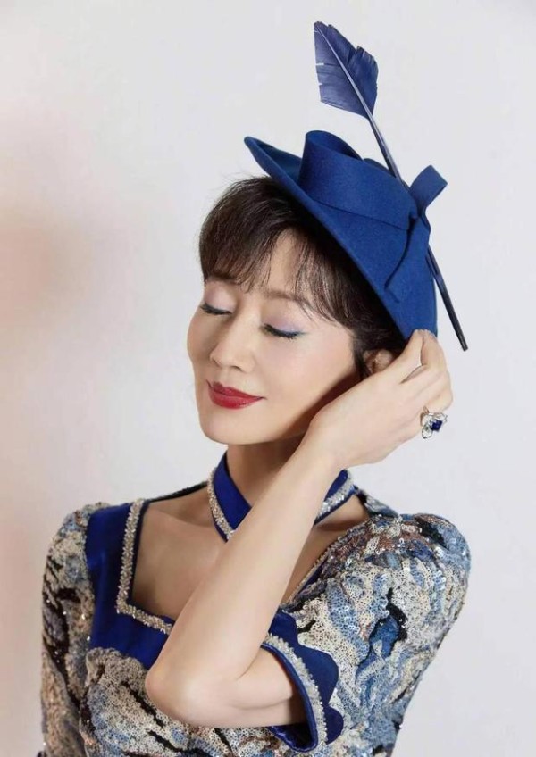 赵雅芝轻闭双眼，从容自在。