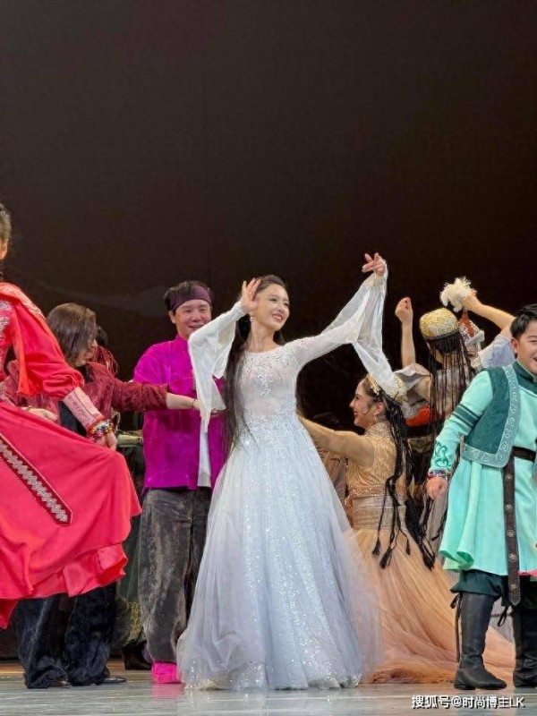 有钱人也很“卷”啊!佟丽娅台上台下两个样子