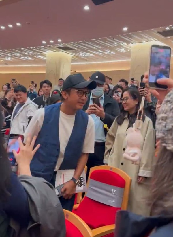 杨颖邓超低调现身观众席支持陈赫话剧,网友呼吁baby加盟五哈