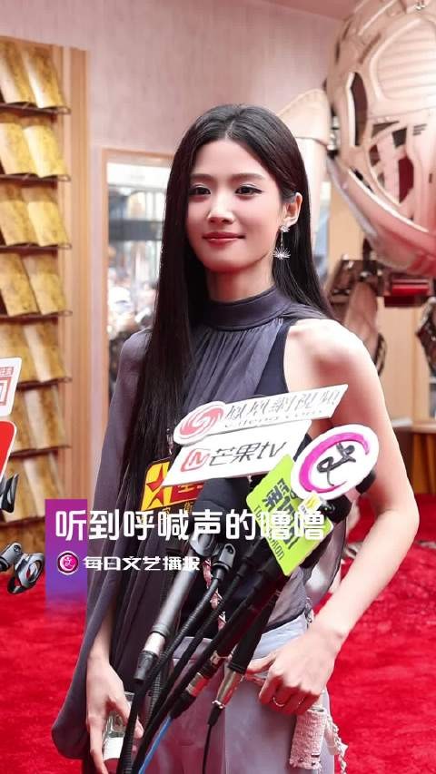 卢昱晓现身三里屯品牌活动,被小狗吸引驻足