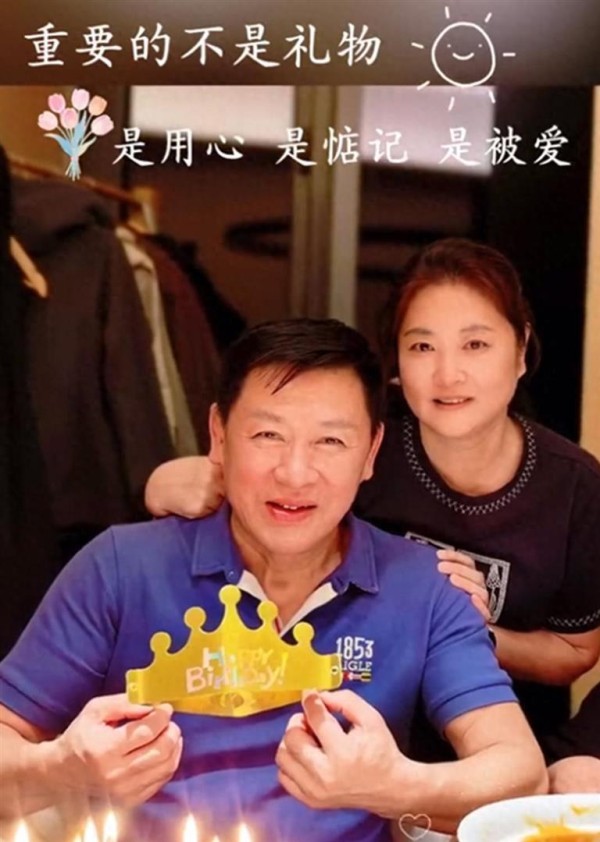 63岁胡亚捷与妻子汤静同框庆生,结婚34年仍甜蜜如初,惹何音羡慕