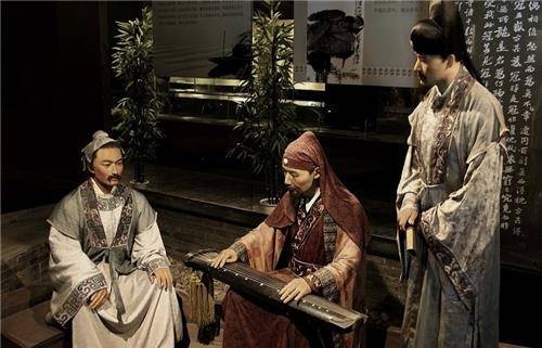 苏小妹为难和尚，上联面对面吃面，和尚对的下联让她羞得走开