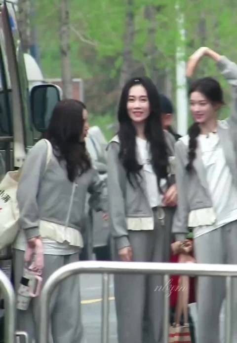 阚清子、温峥嵘、张艺上一起比心和粉丝打招呼好有爱!