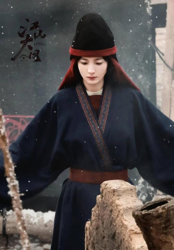 杨幂舒展双臂,雪中劳作氛围感拉满。