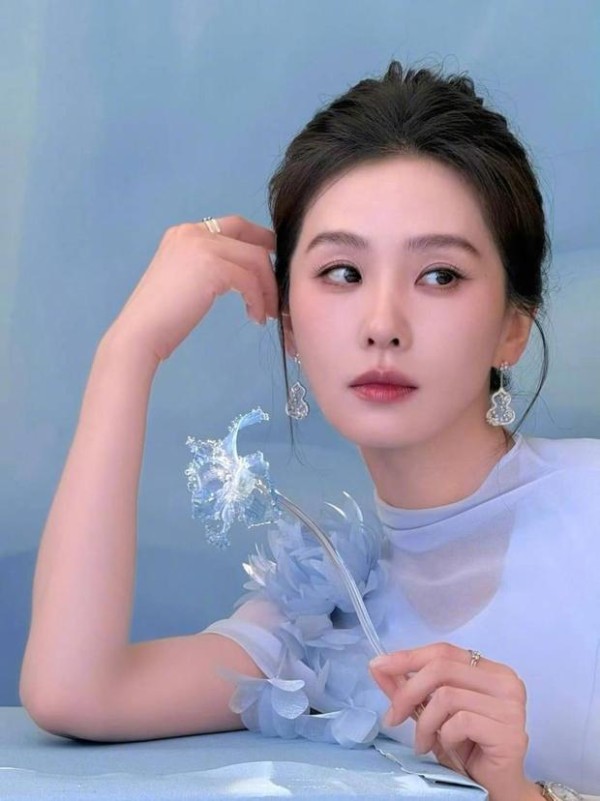 刘诗诗穿冰蓝礼裙温婉灵动 仙气感十足