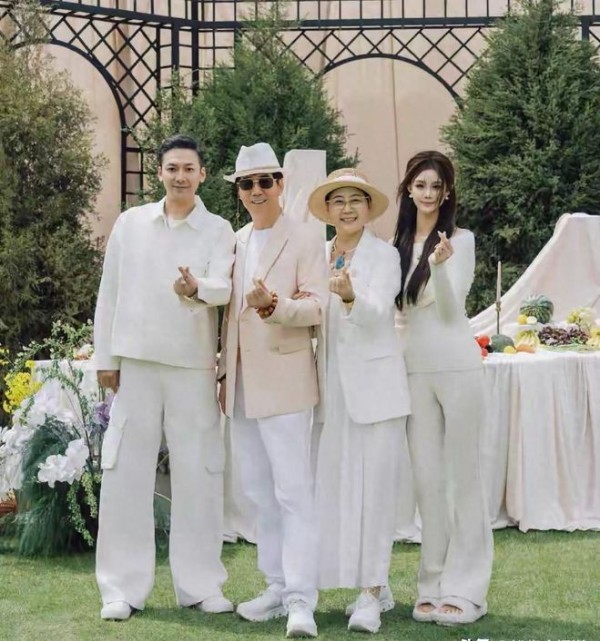 范明与妻子庆结婚30周年!每桌配茅台,两个细节彰显范明式浪漫