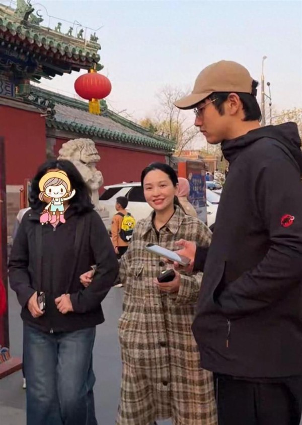 鼓楼偶遇金莎一家三口，金莎挽着婆婆两人像闺蜜，孙丞潇默默守护