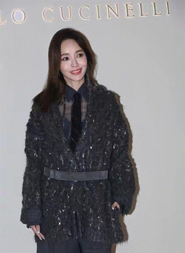 47 岁侯佩岑澳洲被偶遇，携老公孩子出游，路人镜头下身材状态太绝