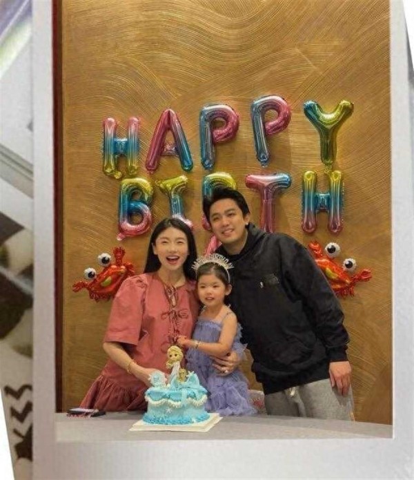 程晓玥挺二胎孕肚为女庆生，富豪老公罕见露面，这状态谁不羡慕