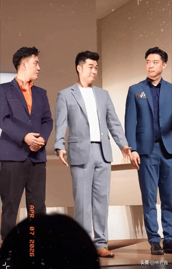 邓超Angelababy打卡陈赫话剧被偶遇，散场邓超频频回头，同框重聚戳满满回忆杀