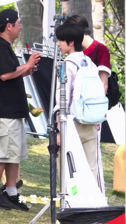 杨博文粉衬衫背书包亮相《我们少年时代2》路透