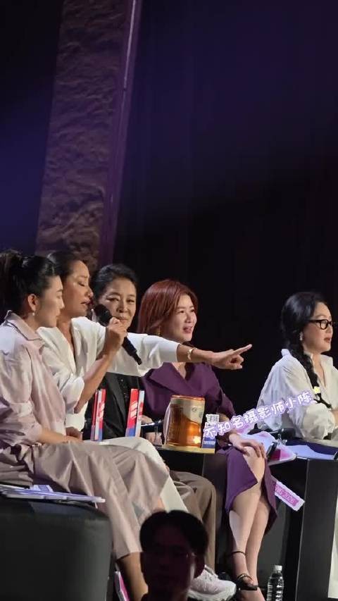 瞿颖自嘲未成团太优秀,倪萍插不上话