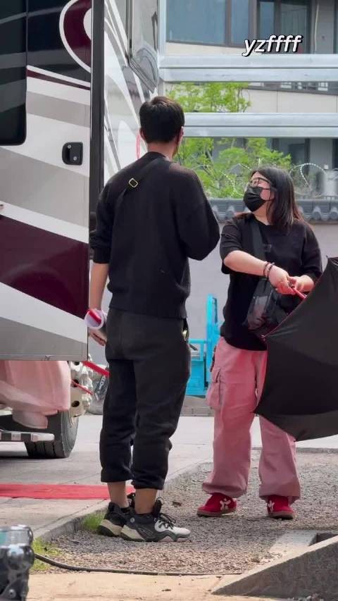 孔雪儿红衣路透造型娇俏灵动