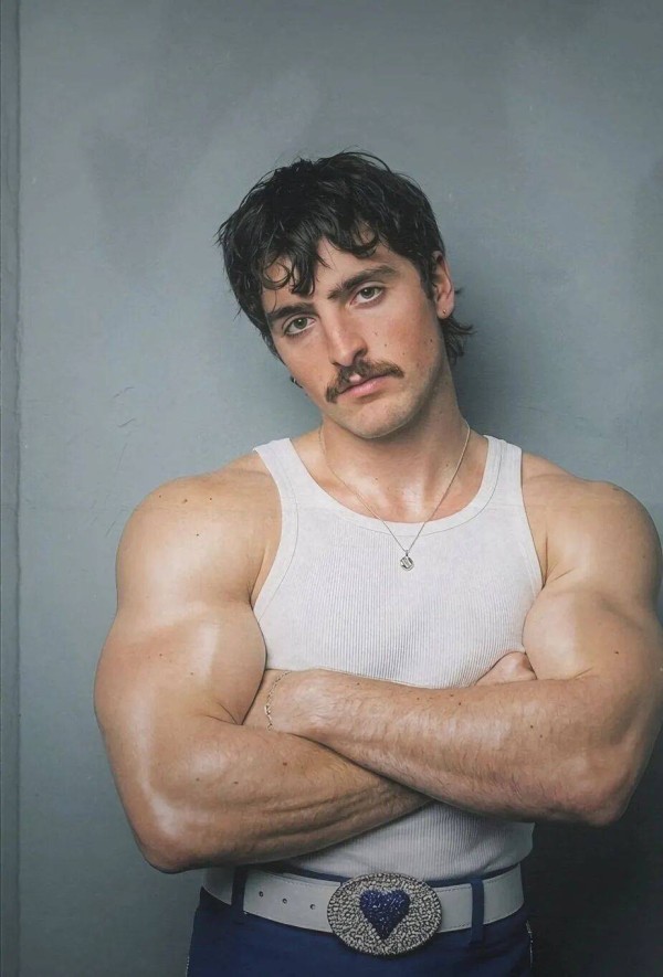 天啊，Benson Boone 的手臂也太犯规了吧，那肌肉线条一看就让人腿软