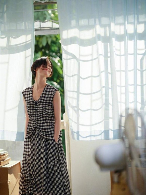 倪妮立窗边，抬首笑眼温柔松弛。