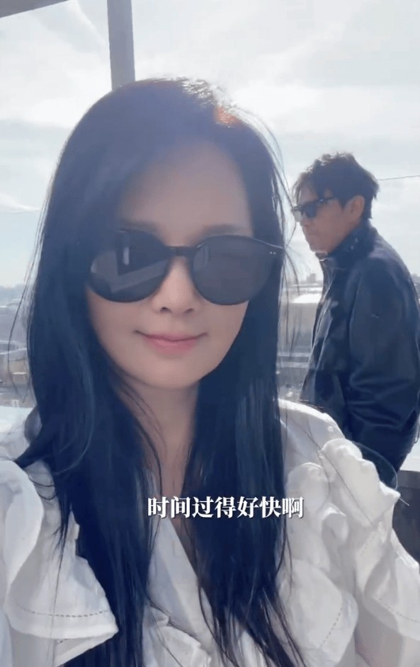 伊能静说：“在米粒九岁的这一年，仿佛如期赴约。这一次不是妈妈、不是老婆、不是媳妇，而是那个最初一眼爱上了秦先生的自己。唯一不同的是，爱的初心还在，但心却完全松弛了。曾经产后忧郁肿着眼睛问秦先生‘我美不美’的我，现在觉得自己美得要命——不是外表，是在这个年纪，依然浪漫，对生命的安排从不气馁。这些都是在这趟旅行里，两个人面对面的觉察。”