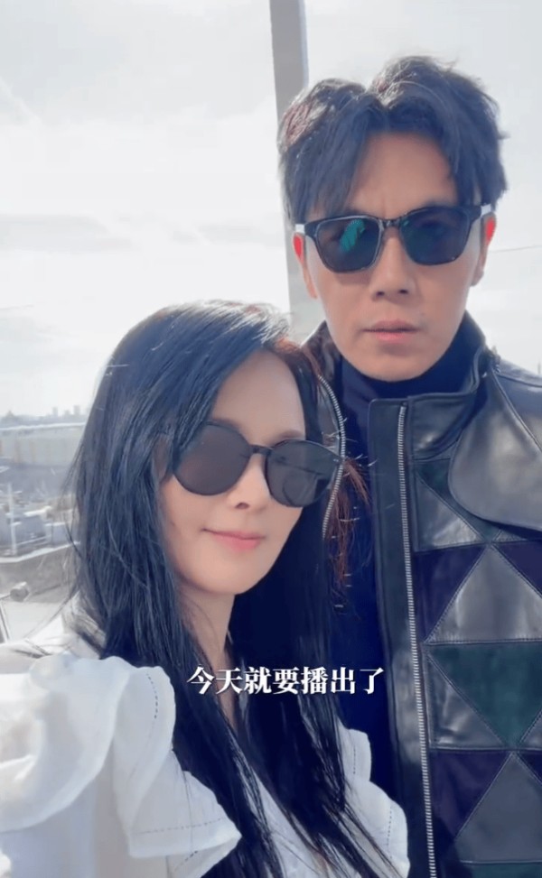 伊能静与老公秦昊同框合影。