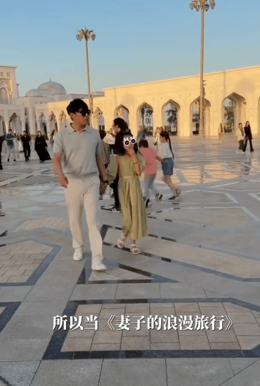 秦昊牵着女儿悠闲漫步好惬意。