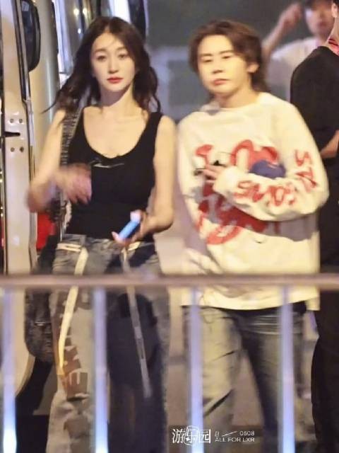 50岁能美的这么自然完全是基因，李小冉真是近看都没有岁月医美痕迹的肤白貌美