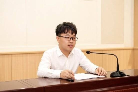 陈昂：被无数人挂在嘴边的诗人