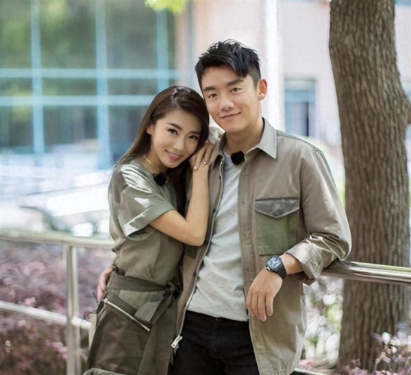 郑恺前女友直播曝分手内幕，被分手后情绪崩溃，靠工作走出阴影