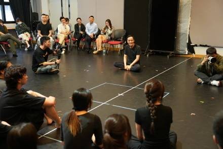 16年后北京人艺再赴香江 冯远征工作坊上光脚示范