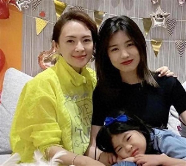 离婚后带小苹果出游，章子怡用行动证明：有一种母爱，无关血缘