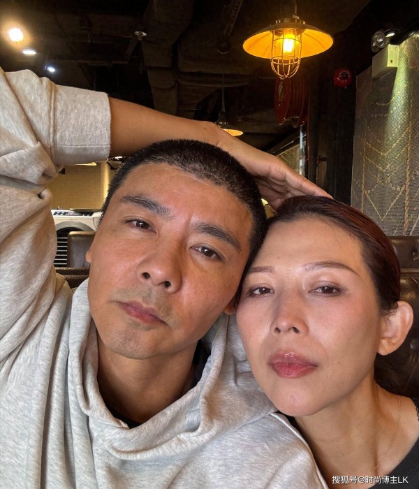 张晋蔡少芬也太真实了！无美颜怼脸拍，网友：救命，越老越夫妻相