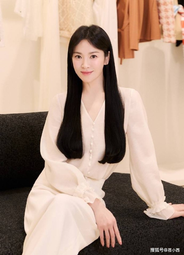 宋慧乔留回长发后像换了个人！穿一身白简约优雅，美到差点认不出