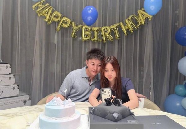 父女俩同框合影,画面温馨有爱。