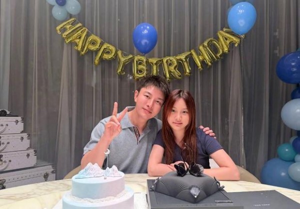 搜狐娱乐讯 12日晚,贾乃亮在社交平台上晒出与女儿的同框合照,并发文感谢女儿甜馨陪他一起过生日。