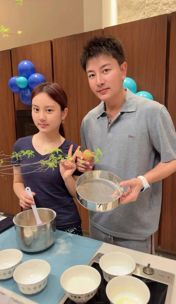 甜馨对着镜头开心比耶,跟妈妈李小璐长得好像!