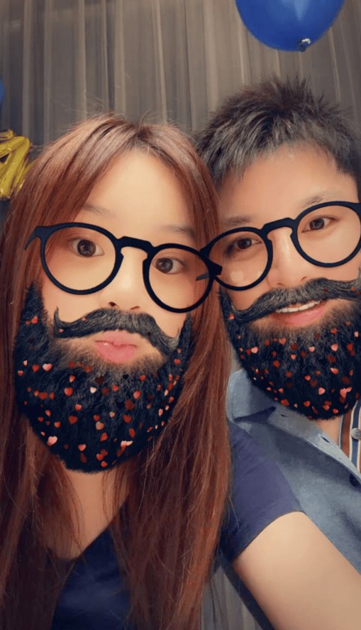 当天,甜馨也在社交平台上晒出与爸爸的合照,并发文称:“生日快乐爸爸!Happy birthday!!永远爱你噢!”