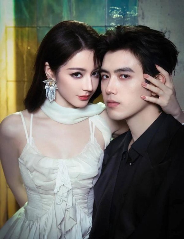 搜狐娱乐讯 近日，迪丽热巴陈飞宇一组双人合照曝光。