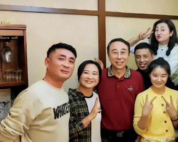 贾玲减重3年后现身冯巩生日宴，身材未反弹